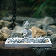 Buddha Zen kert mécsesekkel